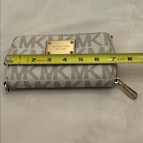 Amazing condition! Michael Kors Logo Wallet/Wristlet - Picture 11 of 13